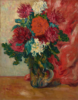 Louis Valtat - Dahlias la cruche en verre devant une tenture rouge.webp