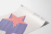 Decoratief poster met rode en blauwe ster in geometrische lijnen