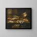 Natuurschilderij met zalm, plie, krab en andere vissen gerangschikt op een tafel, uitzicht op de zee daarachter - Abraham van Beijeren — ingelijst kunstwerk aan de muur