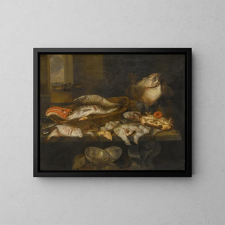Natuurschilderij met zalm, plie, krab en andere vissen gerangschikt op een tafel, uitzicht op de zee daarachter - Abraham van Beijeren — ingelijst kunstwerk aan de muur