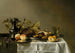 Pêches sur un plateau en argent, une tarte aux fruits, un petit pain, un roemer gravé et une cafetière en argent sur une table partiellement drapée - Cercle de Pieter Claesz — weergave van het kunstwerk