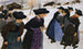 Lausanne Meisjes die naar de mis gaan - Ernest Bieler — weergave van het kunstwerk