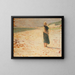 Vrouw in traditionele kleding staand op een strand - Henri Martin — ingelijst kunstwerk aan de muur
