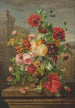 Rozen, klaprozen, kamperfoelie en polyanthus in een urn op een stenen rand - Jean-Pierre Lays — weergave van het kunstwerk