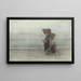 Vrouw met kind die op het strand loopt - Jozef Israëls — ingelijst kunstwerk aan de muur