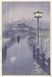 Regen in de avond bij de Shinobazu-vijver - Kasamatsu Shirō — weergave van het kunstwerk