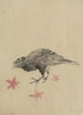 Een vogel, misschien een raaf of een kraai, naar links gericht tussen bladeren, met de kop gekanteld alsof hij aandachtig kijkt of luistert - Katsushika Hokusai — weergave van het kunstwerk