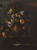 Natuurschilderij met rozen, tulpen en andere bloemen in een bronzen vaas op een stenen rand - Margherita Caffi — weergave van het kunstwerk