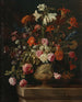 Lys, anjers, rozen en andere bloemen in een gouden urn met reliëf op een stenen rand - Mario Nuzzi — weergave van het kunstwerk