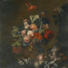 Natuurschilderij met rozen, gemengde tulpen, pioenen en andere bloemen in een gesculpteerde vaas, met druiven en een ara - Simon Verelst — gepresenteerd in een interieur