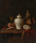 Een gegraveerde zilveren gemberpot, een zakhorloge, een nautielschelp, een vergulde beker, een ijsvogel en andere voorwerpen op een gedeeltelijk met marmer beklede rand - Pieter Gerritsz van Roestraeten — weergave van het kunstwerk