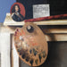 van een uitgesneden trompe-l'œil schilderij met een stuk fruit - Cornelius Norbertus Gijsbrechts — gepresenteerd in een interieur