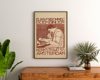 Art-nouveau poster – Elias van Bommel – Theo Molkenboer, ingelijst boven een houten dressoir tussen planten.