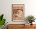 Art-nouveau poster – Elias van Bommel – Theo Molkenboer, ingelijst boven een houten dressoir tussen planten.