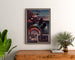Vintage poster Bretagne – Belle-Île-en-Mer, Bretagne, ingelijst boven een houten ladekast, tussen planten.