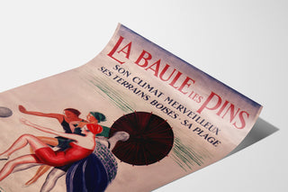 Vintage Bretagne-poster – La Baule-les-Pins, gepresenteerd op een gebogen vel, schuin gefotografeerd.