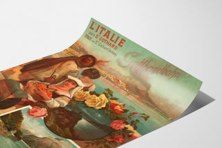 Spoorwegenposter – Italie via de Sint-Gotthardt, 1892, getoond op een gekromd vel papier, perspectivisch gefotografeerd.