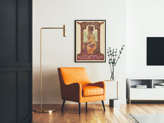 Historische poster – Koloniale tentoonstelling Semarang, 1914, ingelijst in een woonkamer met een oranje fauteuil en een staande lamp.