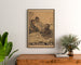 Historische poster – L’Alcool tue – Eugène Burnand, ingelijst boven een houten dressoir tussen planten.