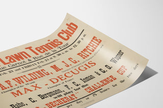 Poster Menton Lawn Tennis Club, gepresenteerd op een gebogen blad, in perspectief bekeken.