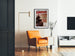 Vintage Normandië-poster – Cherbourg, chemins de fer de l’Ouest, ingelijst in een woonkamer met een oranje fauteuil en een staande lamp.