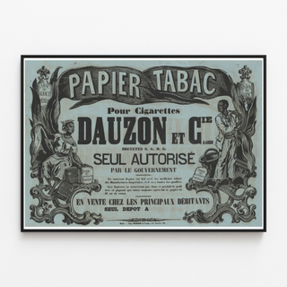 Rookwarenaffiche voor sigaretten — Dauzon et Cie, Agen, weergegeven in een smal kader aan een lichte muur.