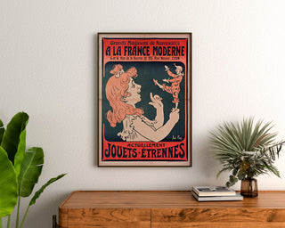 Vintage reclameposter À la France moderne, Lyon, ingelijst boven een houten dressoir tussen kamerplanten.