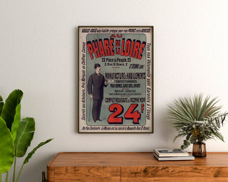Vintage reclameposter Au Phare de la Loire, kleding, ingelijst boven een houten ladekast, tussen planten.