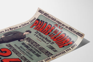 Vintage reclameposter Au Phare de la Loire, kleding, gepresenteerd op een gebogen vel, schuin gefotografeerd.