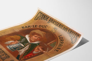 Vintage reclameposter Brasserie des Saules, Bar-le-Duc, gepresenteerd op een licht gekromde pagina, gezien in perspectief.