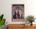 Vintage reclameposter Galeries sedanaises, Nouveautés, ingelijst boven een houten dressoir tussen planten.