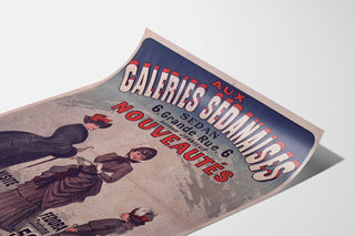 Vintage reclameposter Galeries sedanaises, Nouveautés, gepresenteerd op een licht gekromde pagina in perspectief.