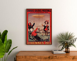 Vintage reclameposter Grandes Galeries modernes, Agen, ingelijst boven een houten dressoir tussen planten.