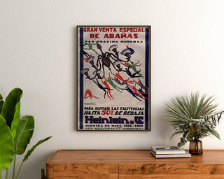 Vintage advertentieposter Heinlein, kroonluchters, ingelijst boven een houten dressoir, tussen planten.