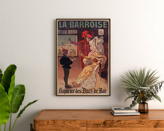 Vintage reclameposter La Barroise, ingelijst boven een houten dressoir, tussen planten.