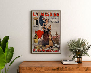 Vintage reclameposter La Messine, likeur, ingelijst boven een houten ladekast, tussen planten.