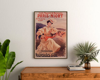 Reclameposter vintage Paris-Niort, zomernieuws, ingelijst boven een houten dressoir, tussen planten.