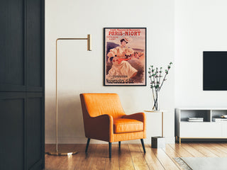 Reclameposter vintage Paris-Niort, zomernieuws, ingelijst in een woonkamer met een oranje fauteuil en een vloerlamp.
