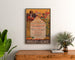 Vintage reclameposter Potasses d’Alsace, ingekaderd boven een houten dressoir, tussen planten.