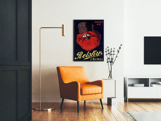 Vintage reclameposter Relskyr - 1° Kumel, ingelijst in een woonkamer met een oranje fauteuil en een vloerlamp.