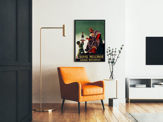 Vintage reclameposter Royal Melchior, grand mousseux, ingelijst in een woonkamer met een oranje fauteuil en een staande lamp.