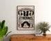 Vintage reclameposter Verdun, beeldjes en geschenken, ingelijst boven een houten ladekast, tussen planten.