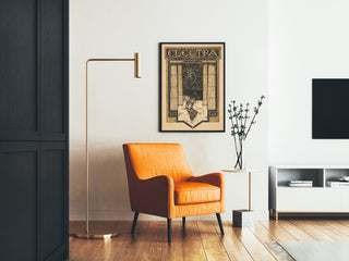Vintage theaterposter – Electra – Richard Roland Holst, ingelijst in een woonkamer met een oranje fauteuil en een staande lamp.