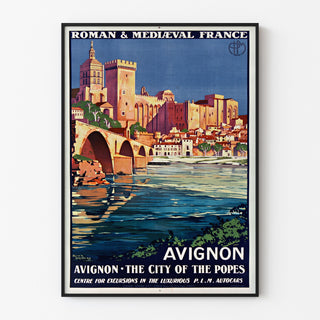 Vintage reisposter – Avignon, Romaans & Middeleeuws Frankrijk, in een slank kader aan een lichte muur.