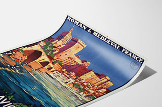 Vintage reisposter – Avignon, Romaans & Middeleeuws Frankrijk, gepresenteerd op een licht gebogen blad, perspectivische weergave.