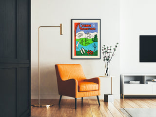 Vintage toeristische affiche – L’Ain touristique, ingelijst in een woonkamer met een oranje fauteuil en een vloerlamp.
