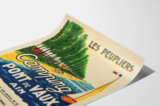 Vintage toeristische affiche – Les Peupliers, camping van Pont-de-Vaux, weergegeven op een gebogen blad, perspectivisch gefotografeerd.