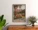 Vintage toeristische poster – Saint-Honoré-les-Bains, Tanconville, ingelijst boven een houten ladekast, tussen planten.