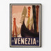 Vintage reisposter – Venezia, gondelboegen, weergegeven in een smal kader aan een lichte muur.