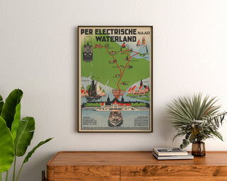 Vintage toeristische poster – Waterland, elektrische tram, ingelijst boven een houten dressoir tussen planten.